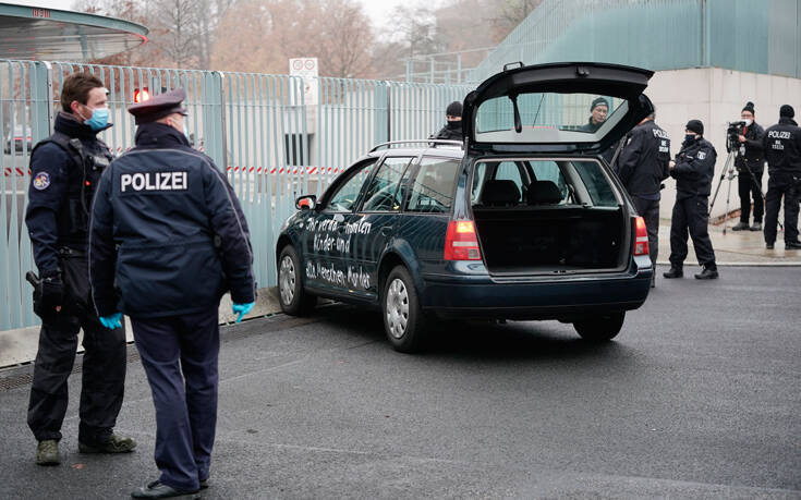 Εκτός κινδύνου η Μέρκελ μετά την πρόσκρουση οχήματος στην πύλη της Καγκελαρίας – Newsbeast
