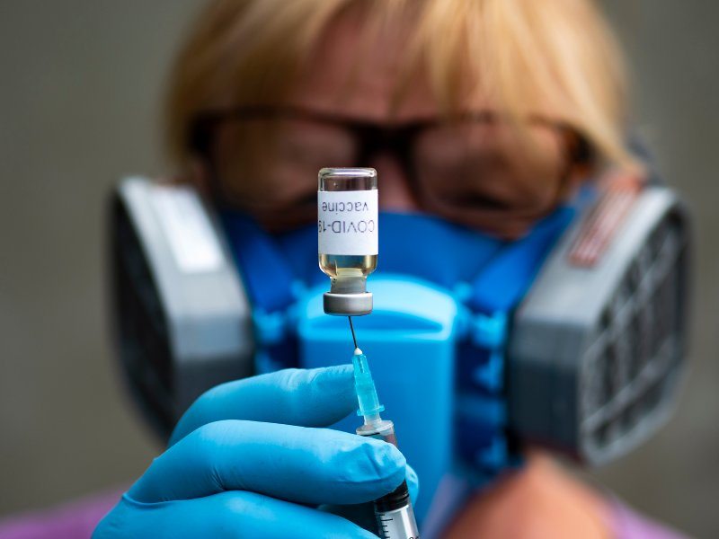 Καταιγιστικές εξελίξεις με τα εμβόλια: Ξεκινούν τον Δεκέμβριο οι εμβολιασμοί σε ΗΠΑ, Βρετανία, Γερμανία και Γαλλία