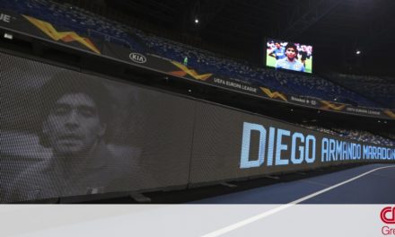 Europa League: Με τη φανέλα του Μαραντόνα στο γήπεδο οι παίκτες της Νάπολι