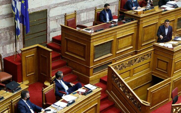 “Πόλεμος” ανακοινώσεων ΣΥΡΙΖΑ – Νέας Δημοκρατίας μετά τις ομιλίες Μητσοτάκη και Τσίπρα στη Βουλή