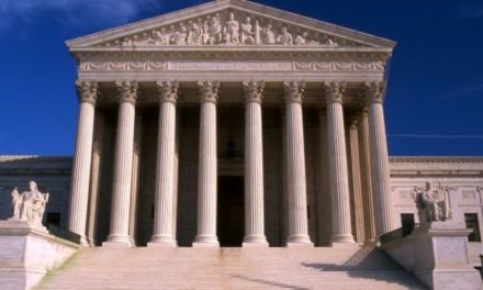 Το Ανώτατο Δικαστήριο των ΗΠΑ τίθεται κατά των περιορισμών στη θρησκευτική λατρεία λόγω κορονοϊού