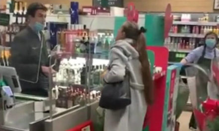 Χαμός σε κατάστημα με γυναίκα να φτύνει τον ταμία γιατί δεν περνούσε η κάρτα της: «Είσαι νεκρός» – Newsbeast