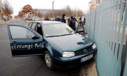 “Κόκκινος συναγερμός” στο Βερολίνο: Αυτοκίνητο έπεσε στην πύλη της Καγκελαρίας – Διαμαρτυρία για τον κορονοϊό το περιστατικό- ΒΙΝΤΕΟ – ΦΩΤΟ