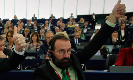 Αυτό είναι το δωμάτιο των οργίων – Ο ευρωβουλευτής Jozsef Szajer προσπάθησε να φύγει πηδώντας από παράθυρο – Newsbeast