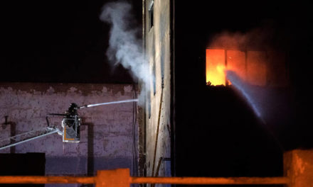 Πύρινη κόλαση σε βιομηχανικό κτίριο στη Βαρκελώνη – Δύο νεκροί από τη φωτιά