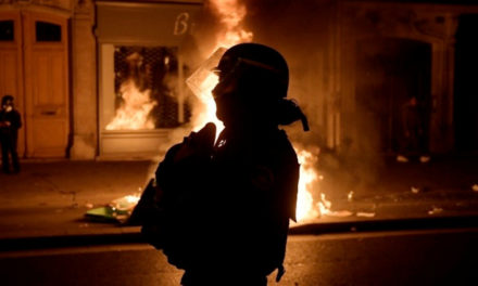 “Φλέγεται” ξανά η Γαλλία: Έντονες αντιδράσεις από τη βίαιη σύλληψη ενός μαύρου από αστυνομικούς – ΒΙΝΤΕΟ