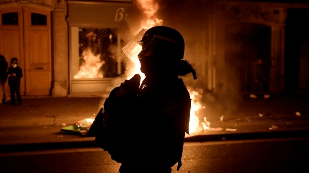 “Φλέγεται” ξανά η Γαλλία: Έντονες αντιδράσεις από τη βίαιη σύλληψη ενός μαύρου από αστυνομικούς – ΒΙΝΤΕΟ