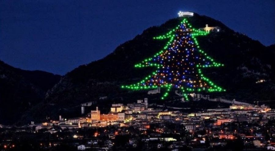 Το χριστουγεννιάτικο δέντρο “βουνό”… 750 μέτρων στη μεσαιωνική πόλη Γκούμπιο της Ιταλίας – ΒΙΝΤΕΟ