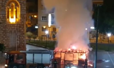 Βόλος: Πυρκαγιά κατέστρεψε τη φάτνη που είχε στηθεί στο προαύλιο του ναού του Αγίου Νικολάου