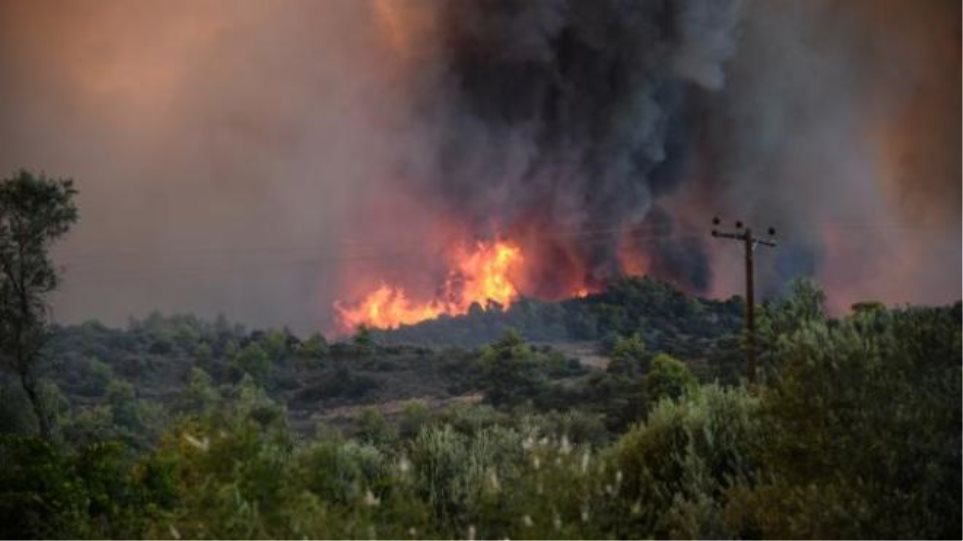«Στο πόδι» Λαγονήσι και Καλύβια – Κοντά σε κατοικημένη περιοχή η μεγάλη φωτιά – Οι πρώτες εικόνες