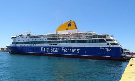 Το «Blue Star Patmos» έπεσε πάνω στην προβλήτα του λιμανιού της Κάσου