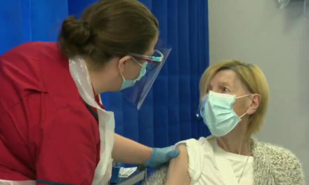 Μια 79χρονη γυναίκα η πρώτη που εμβολιάστηκε – Newsbeast