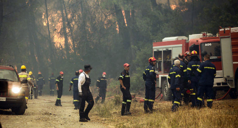 Φωτιά στην Εύβοια: Καίει ανεξέλεγκτη παρθένο πευκοδάσος