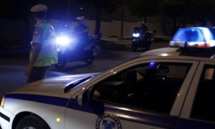 Πυρπόλησαν αυτοκίνητα αστυνομικών σε πυλωτή στο Γαλάτσι