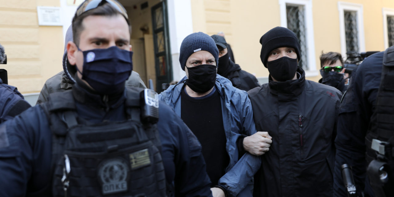 Με τη συνοδεία μεγάλης ομάδας αστυνομικών μεταφέρθηκε στο γραφείο της ανακρίτριας ο Δημήτρης Λιγνάδης