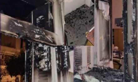 Καταδρομική επίθεση αντιεξουσιαστών στα γραφεία της ΝΔ στη Νέα Φιλαδέλφεια – Πέταξαν μολότοφ και προξένησαν σοβαρές φθορές – ΦΩΤΟ 