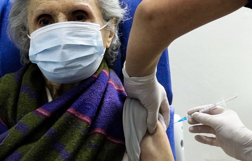 Εμβολιασμός: Ανοίγουν αύριο Παρασκευή τα ραντεβού για τους 80 ως 84 ετών
