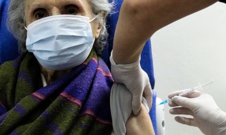 Εμβολιασμός: Ανοίγουν αύριο Παρασκευή τα ραντεβού για τους 80 ως 84 ετών