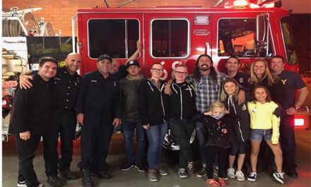 O Dave Grohl των Foo Fighters στον πλευρό των πυροσβεστών στην Καλιφόρνια