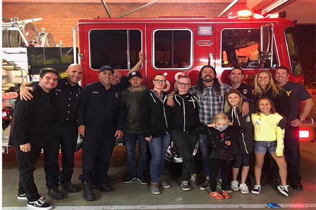 O Dave Grohl των Foo Fighters στον πλευρό των πυροσβεστών στην Καλιφόρνια