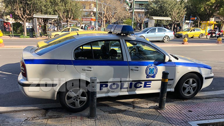 Φωτο: Περιπολικό έξω από την Ευελπίδων παρκάρει σε ράμπα αναπήρων