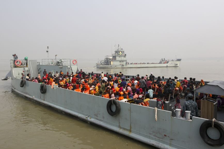 Επιζώντες και νεκροί Ροχίνγκια μαζί πάνω σε πλοίο που πλέει από τις 11 του μήνα στη θάλασσα Ανταμάν