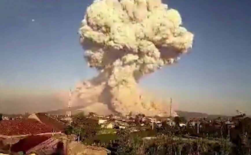 Η στιγμή της έκρηξης ηφαιστείου στην Ινδονησία – Εκτοξεύτηκε στάχτη σε ύψος 5 χιλιομέτρων