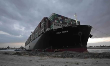 Δεκαέξι ελληνικά πλοία στην ουρά για τη Διώρυγα του Σουέζ