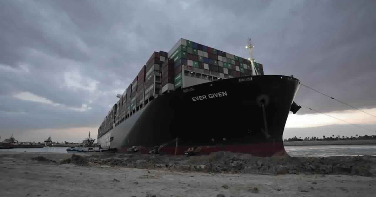 Δεκαέξι ελληνικά πλοία στην ουρά για τη Διώρυγα του Σουέζ