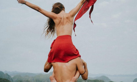 Το ζευγάρι γυμνιστών που ταξιδεύει στον κόσμο και φωτογραφίζεται σε τουριστικά σημεία