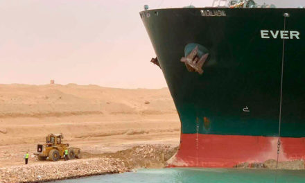 Αποκολλήθηκε εν μέρει το πλοίο που μπλόκαρε τη Διώρυγα του Σουέζ