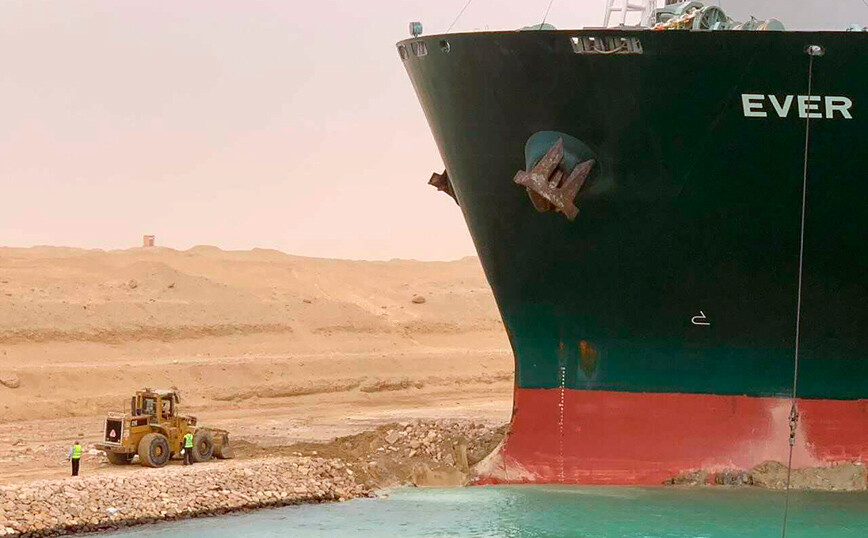 Αποκολλήθηκε εν μέρει το πλοίο που μπλόκαρε τη Διώρυγα του Σουέζ