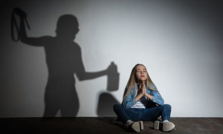 Ευρωπαϊκό χαστούκι για δικαστική απόφαση που έριξε στα μαλακά βιαστές μιλώντας για «συναίνεση» 13χρονης – Οργή για την εξευτελιστική συμπεριφορά  στο θύμα
