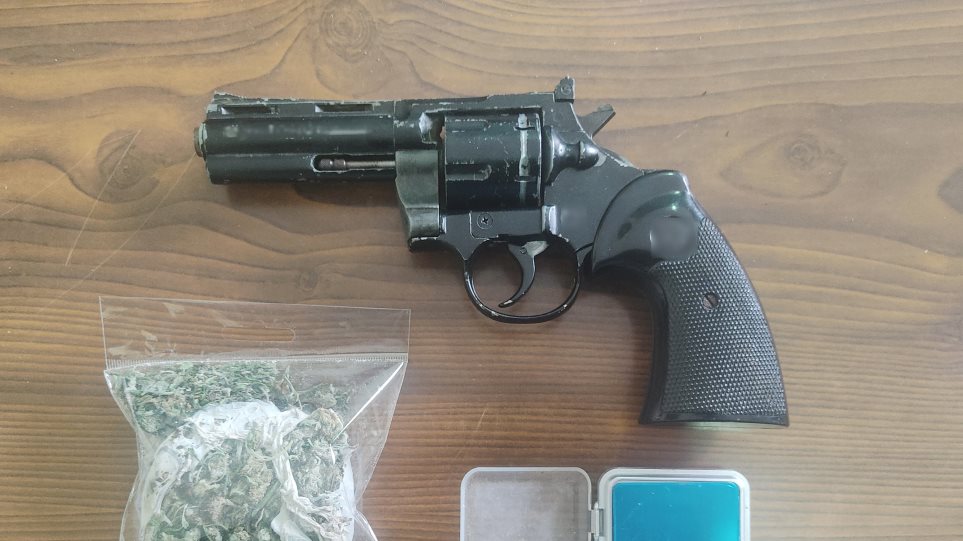 “Δανεικός” αστυνομικός σκύλος βρήκε ναρκωτικά και όπλο σε …ξυλόσομπα