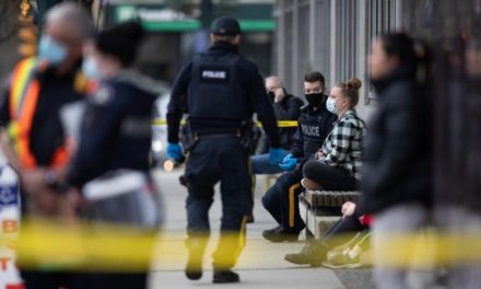 Ένας νεκρός κι αρκετοί τραυματίες σε επίθεση με μαχαίρι στο Βανκούβερ