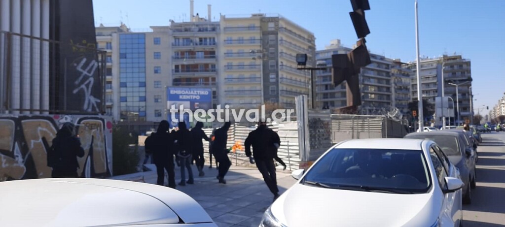 Θεσσαλονίκη: Επίθεση με βόμβες μολότοφ σε αστυνομικούς /ΒΙΝΤΕΟ