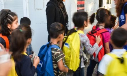 Δικαστική έρευνα σε βάρος της δημάρχου Χαλκίδας για τον αποκλεισμό προσφυγόπουλων από σχολεία