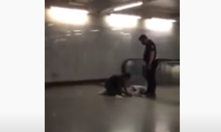 Έρευνα για τον αστυνομικό που κλώτσησε άνδρα με γύψο στο μετρό (vid)