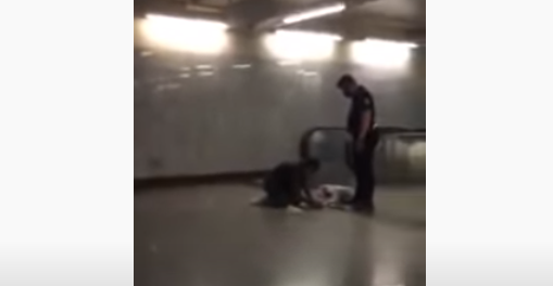 Έρευνα για τον αστυνομικό που κλώτσησε άνδρα με γύψο στο μετρό (vid)