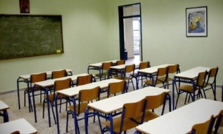 Σε αργία από το σχολείο ο 62χρονος καθηγητής που συνελήφθη στο Περιστέρι για την σεξουαλική κακοποίηση ανήλικου μαθητή επί 7 χρόνια – Οδηγήθηκε στον Εισαγγελέα – ΒΙΝΤΕΟ
