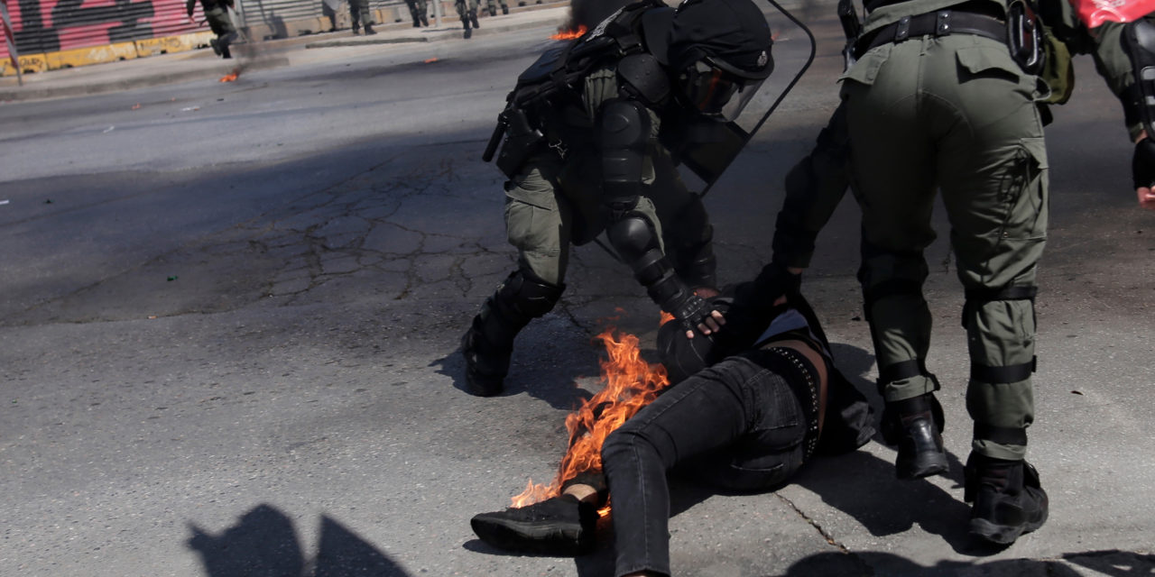 Αντιεξουσιαστές έριξαν κατά λάθος μολότοφ σε διαδηλωτή – Τον έσωσαν άνδρες των ΜΑΤ [βίντεο]