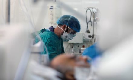 Νάσος Ηλιόπουλος: Παραδέχονται κυνικά ότι το 20% των ασθενών πεθαίνει εκτός ΜΕΘ