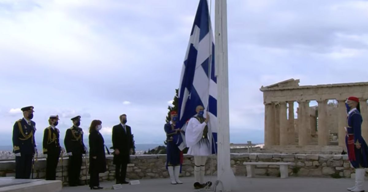 Έπαρση της σημαίας στον Ιερό Βράχο της Ακρόπολης και ο Εθνικός Ύμνος από τη σοπράνο Αν. Ζαννή
