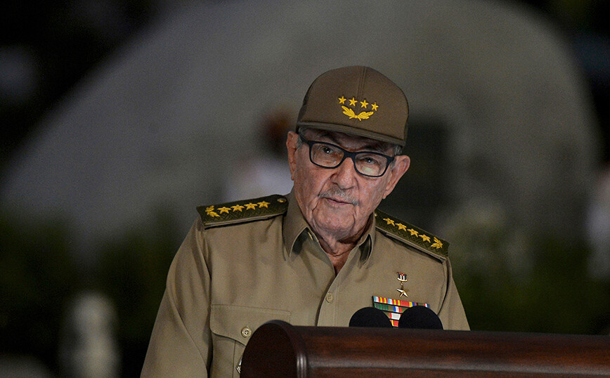 Ο Ραούλ Κάστρο παραδίδει του Κομμουνιστικού Κόμματος Κούβας