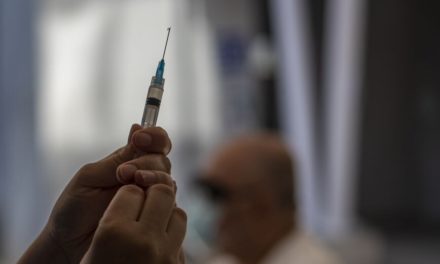 Πάνω από το 25% των ενηλίκων στην ΕΕ δήλωσαν ότι δεν είναι πιθανόν να κάνουν εμβόλιο