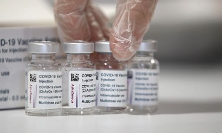 Διακόπτεται η παραγωγή του εμβολίου της AstraZeneca σε εργοστάσιο της Βαλτιμόρης