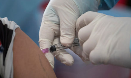 Το 57% του ενήλικου πληθυσμού της ΕΕ έχει λάβει έστω μία δόση του εμβολίου