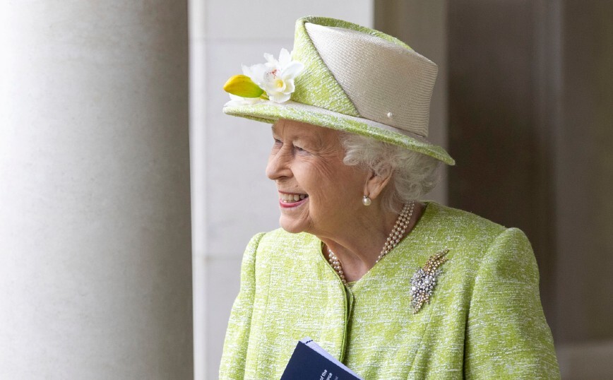 Η 94χρονη βασίλισσα Ελισάβετ εμβολιάστηκε και άρχισε τις εξορμήσεις, χωρίς μάσκα