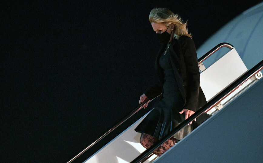Η Τζιλ Μπάιντεν ντύθηκε αεροσυνοδός… για «τις ανάγκες» της Πρωταπριλιάς
