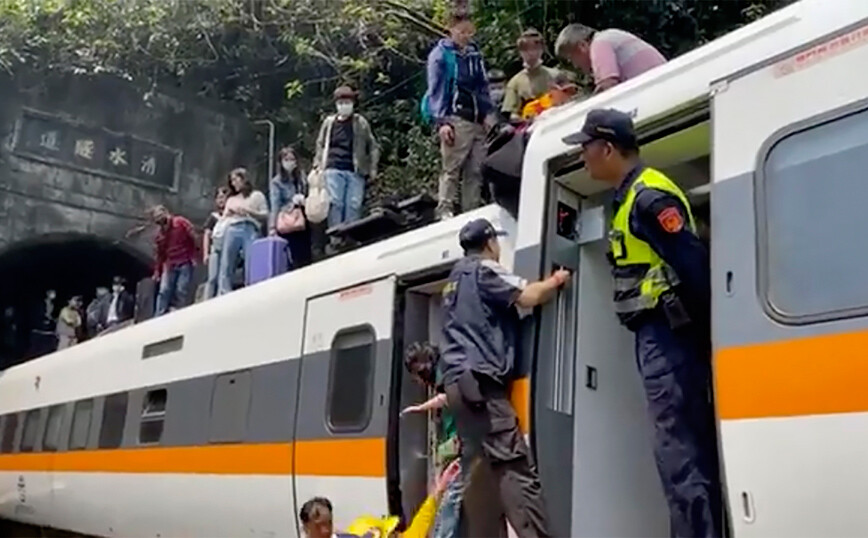 Σιδηροδρομικό δυστύχημα στην Ταϊβάν: Αγωνία για 70 εγκλωβισμένους